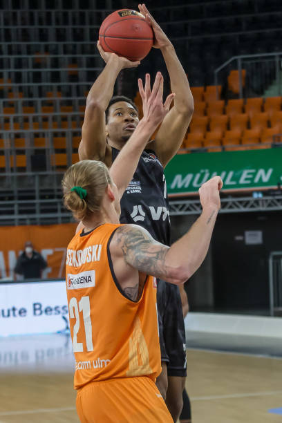 场显示出主 场显示出主